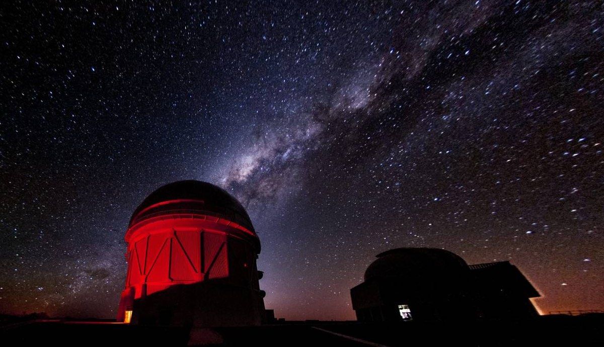 Dark Energy Survey utiliza una cámara de 570 megapíxeles montada en el Telescopio Blanco, en el Observatorio CTI en Chile, para obtener imágenes de 5.000 grados cuadrados del cielo austral. / Fermilab