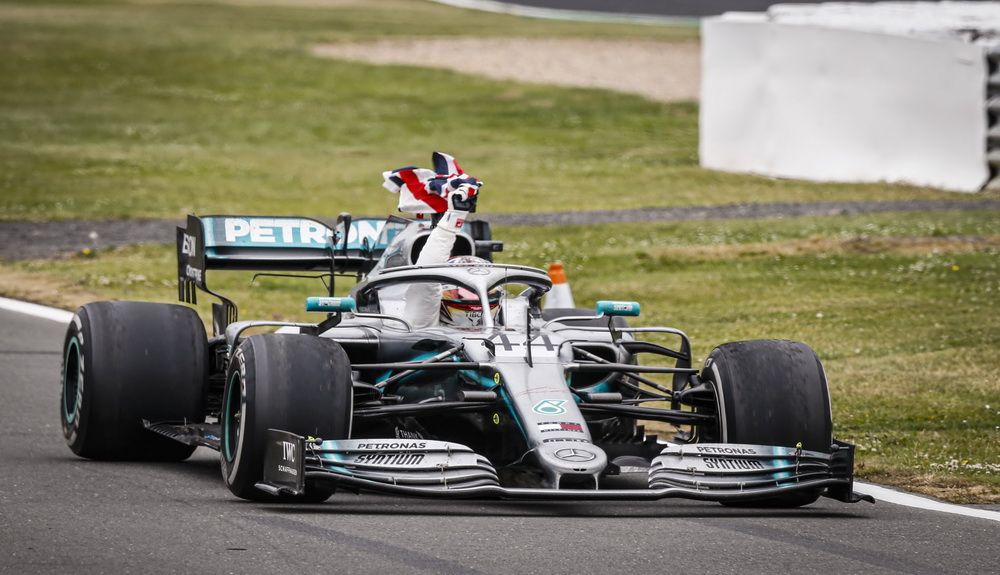 Lewis Hamilton en 2019 pilotando una de las flechas de plata