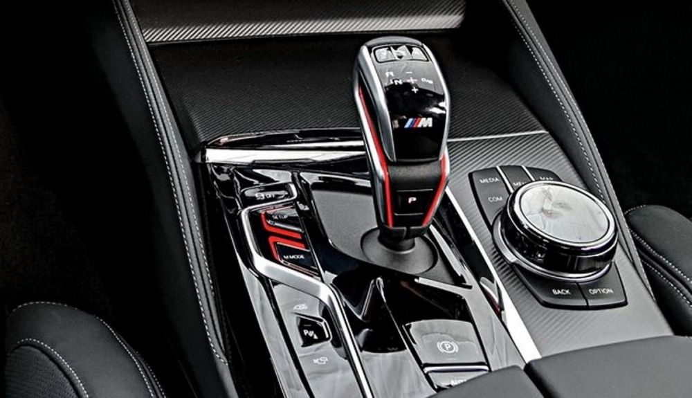 Detalle del selector del cambio de un BMW M
