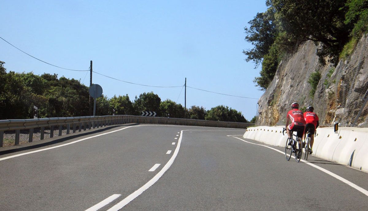 Los coches tendrán que reducir la vcelocidad antes de adelantar a un ciclista
