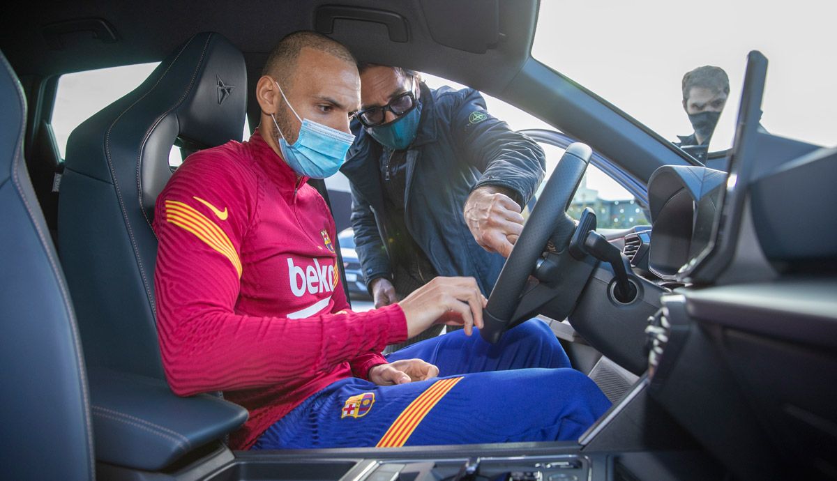 Los jugadores del FC Barcelona reciben sus coches Cupra para el 2021.