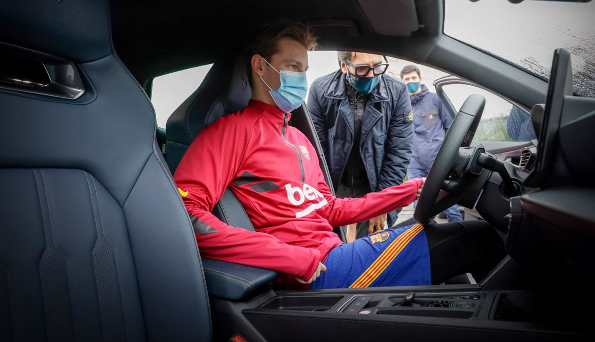 Los jugadores del FC Barcelona reciben sus coches Cupra para el 2021.