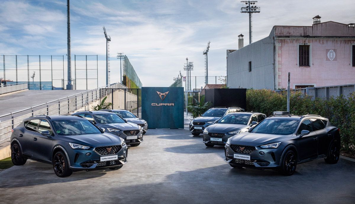 Los jugadores del FC Barcelona reciben sus coches Cupra para el 2021.