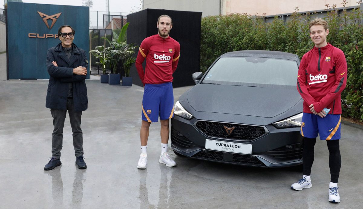 Los jugadores del FC Barcelona reciben sus coches Cupra para el 2021.