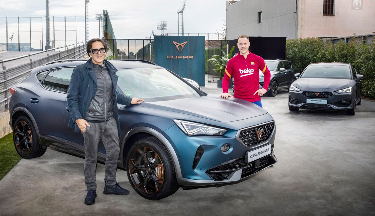 Los jugadores del FC Barcelona reciben sus coches Cupra para el 2021.