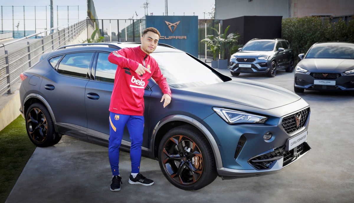 Los jugadores del FC Barcelona reciben sus coches Cupra para el 2021.