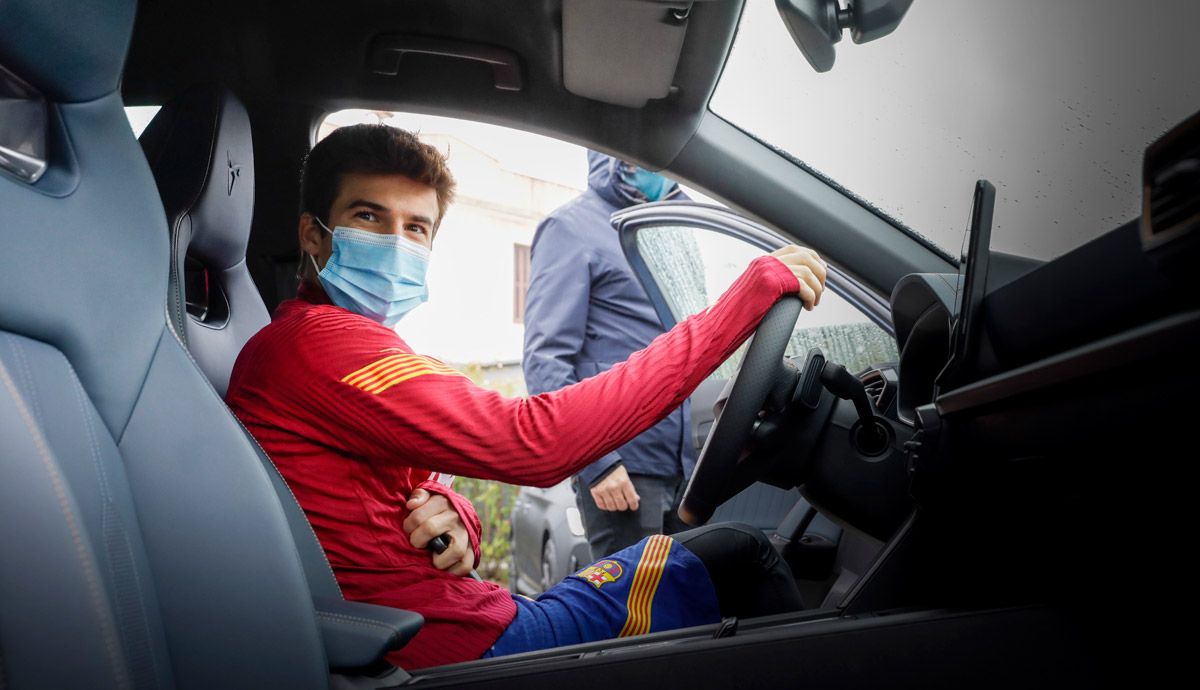 Los jugadores del FC Barcelona reciben sus coches Cupra para el 2021.