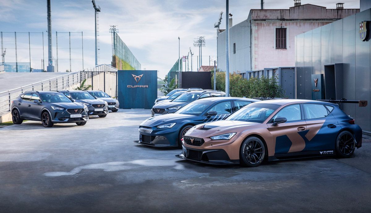 Los jugadores del FC Barcelona reciben sus coches Cupra para el 2021. Los jugadores del FC Barcelona reciben sus coches Cupra para el 2021.