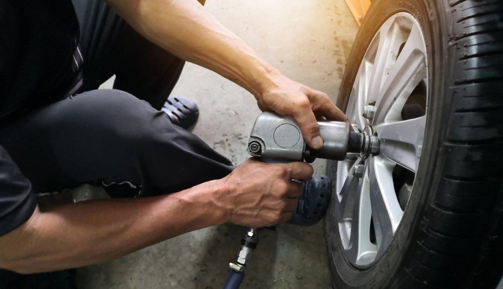 Las ITV nos dan consejos para mantener el coche si no lo usas: uno es que infles más los neumáticos.