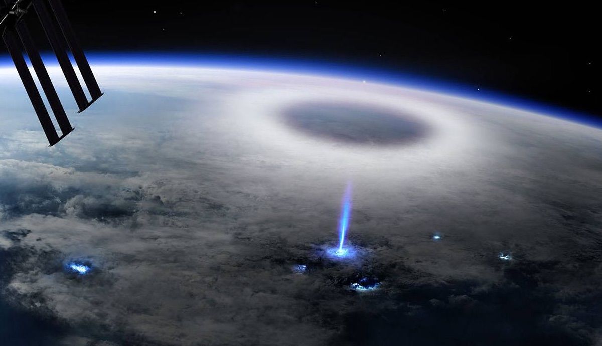 Composición artística de la Tierra vista desde la Estación Espacial Internacional en el momento que se dispara un rayo azul. Por encima tiene un ‘duende’ o elve asociado con forma de gran dónut blanquecino, que sube hasta los 100 km de altura en la ionosf