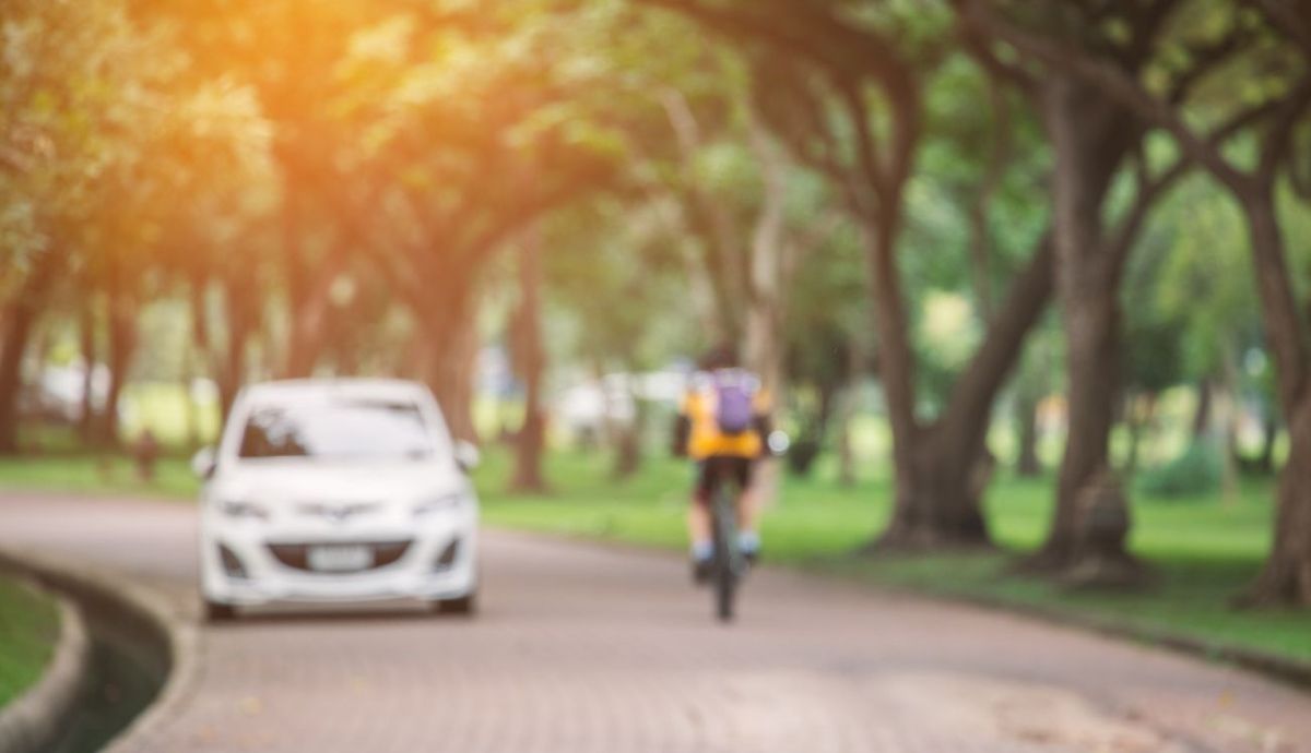 Cómo adelantar a ciclistas para evitar nuevas multas de 200 € y 3 puntos: 4 normas obligatorias. Fotos: iStock.