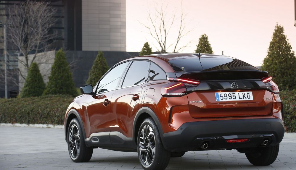 El Citroën C4 y ë C4 ha optado por una arriesgada imagen a medio camino entre el compacto y el SUV El Citroën C4 y ë C4 ha optado por una arriesgada imagen a medio camino entre el compacto y el SUV