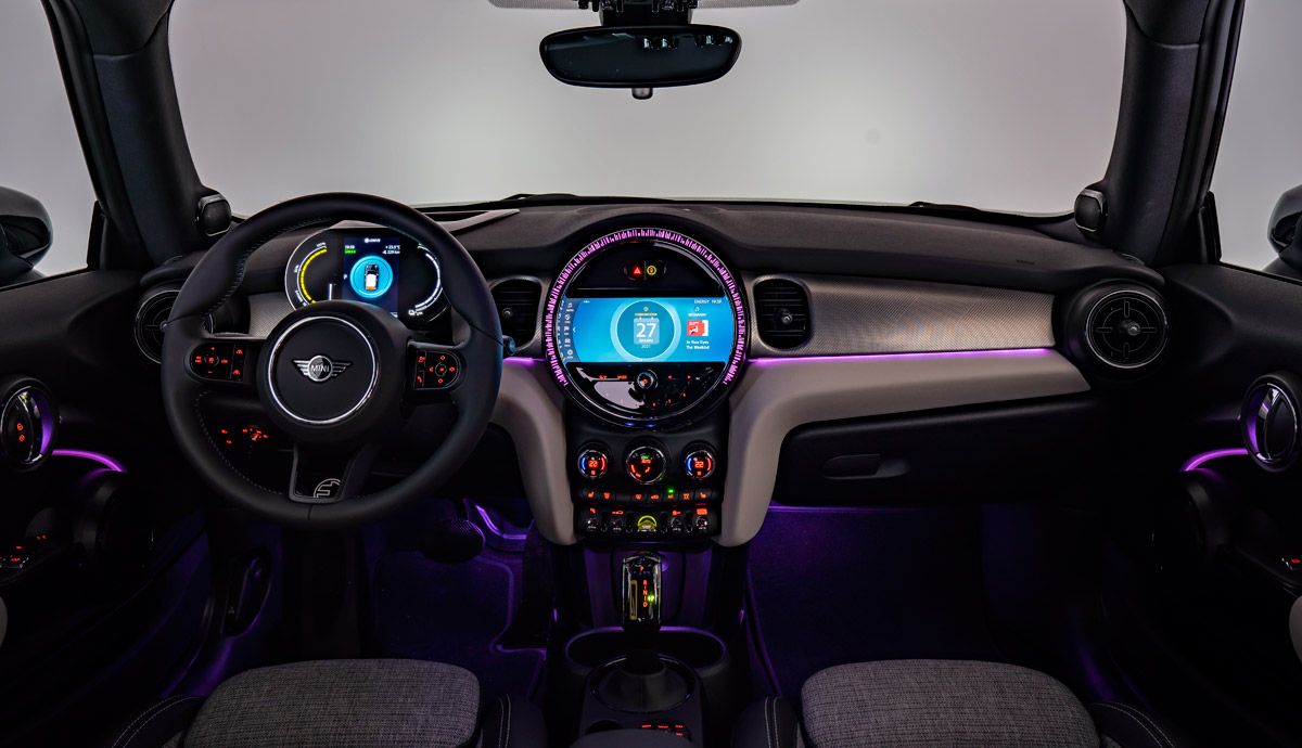 Nuevo Mini Cooper SE, con iluminación ambiental opcional.
