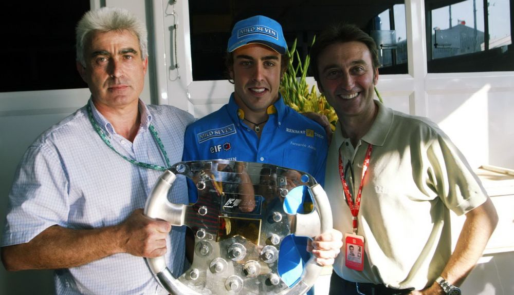 Adrián Campos junto a Fernando Alonso y su padre José Luis Adrián Campos junto a Fernando Alonso y su padre José Luis