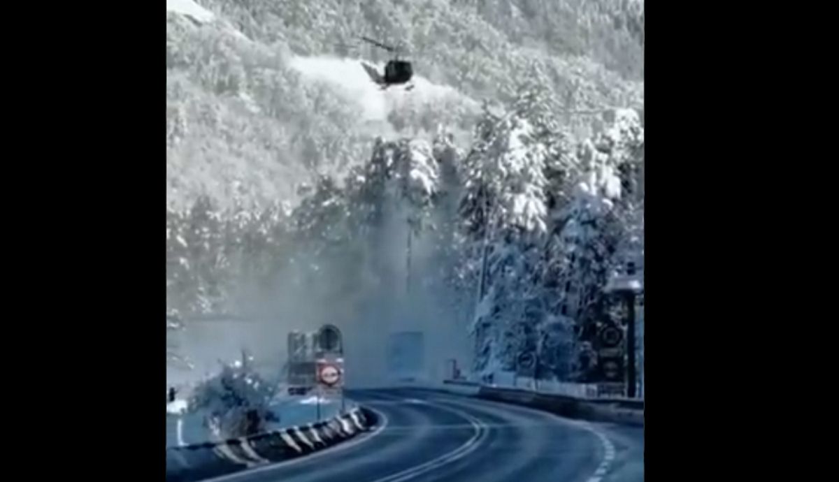 Así limpian las carreteras de nieve en Austria para evitar accidentes: ¡con helicópteros!. Fuente: Twitter.
