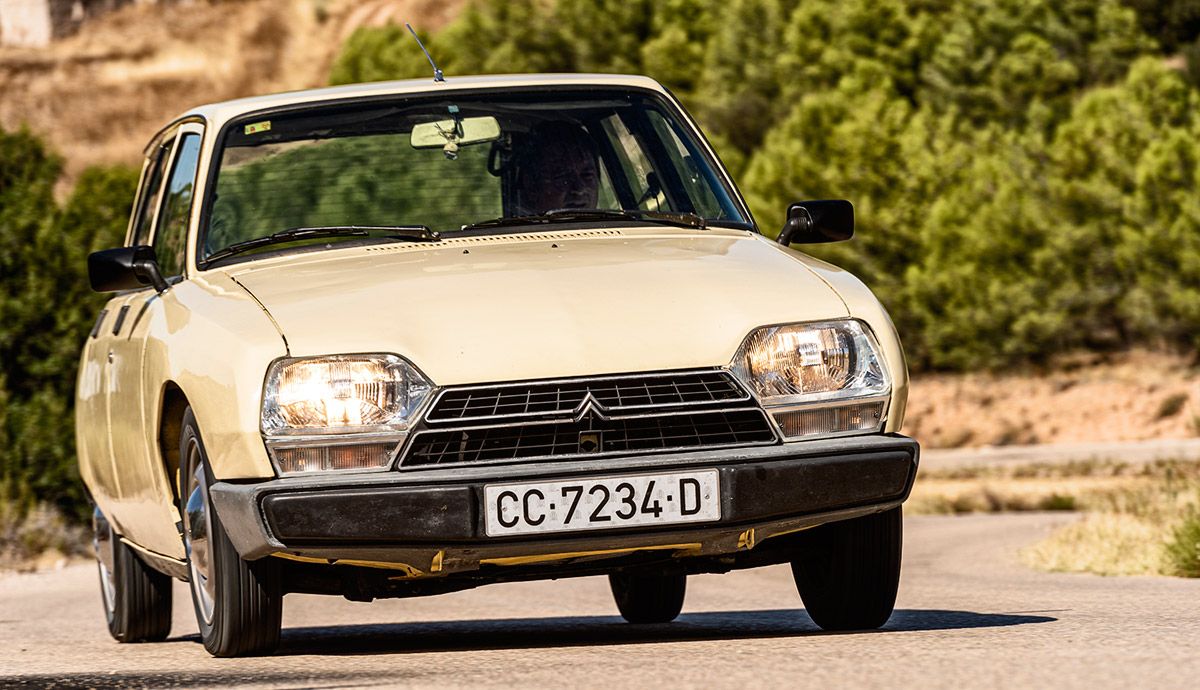 Cara a cara clásico: Citroën GSA Break y Renault 12 TS.