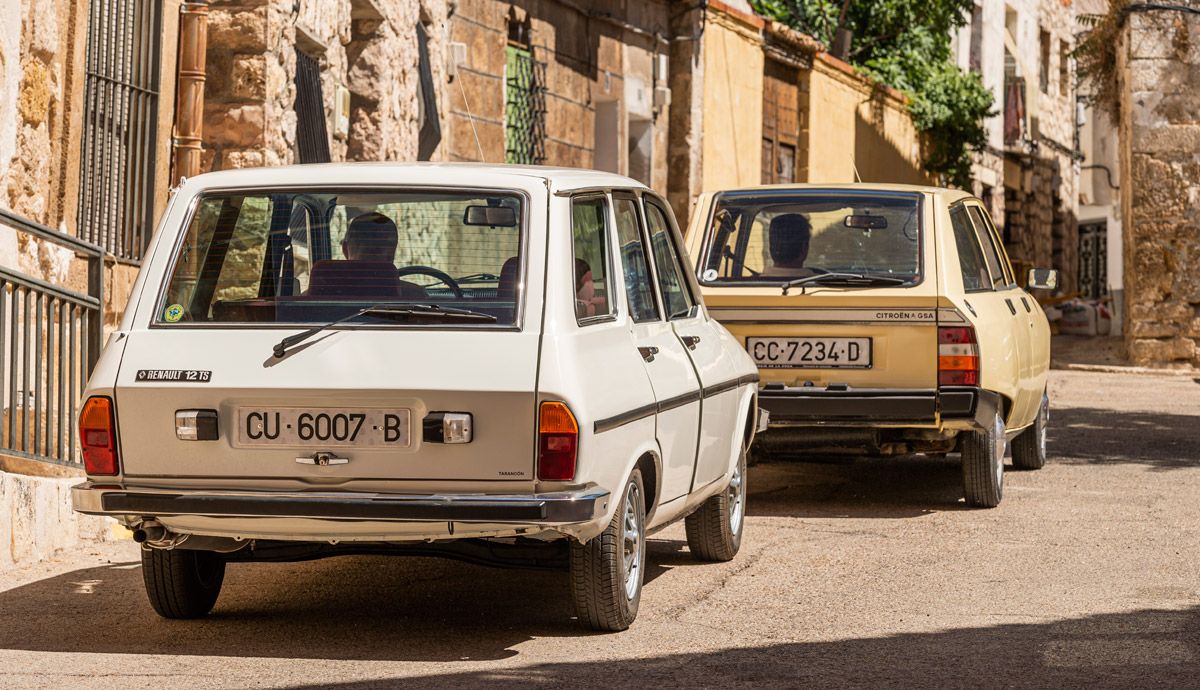 Cara a cara clásico: Citroën GSA Break y Renault 12 TS.