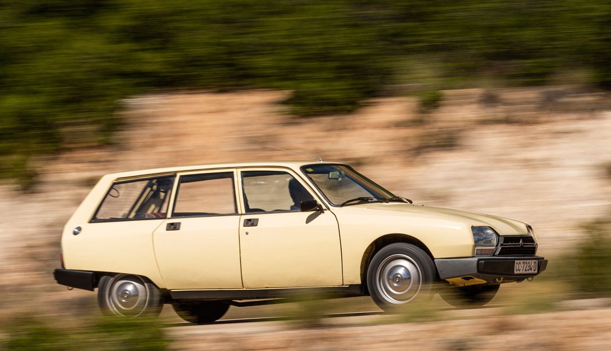 Cara a cara clásico: Citroën GSA Break y Renault 12 TS.