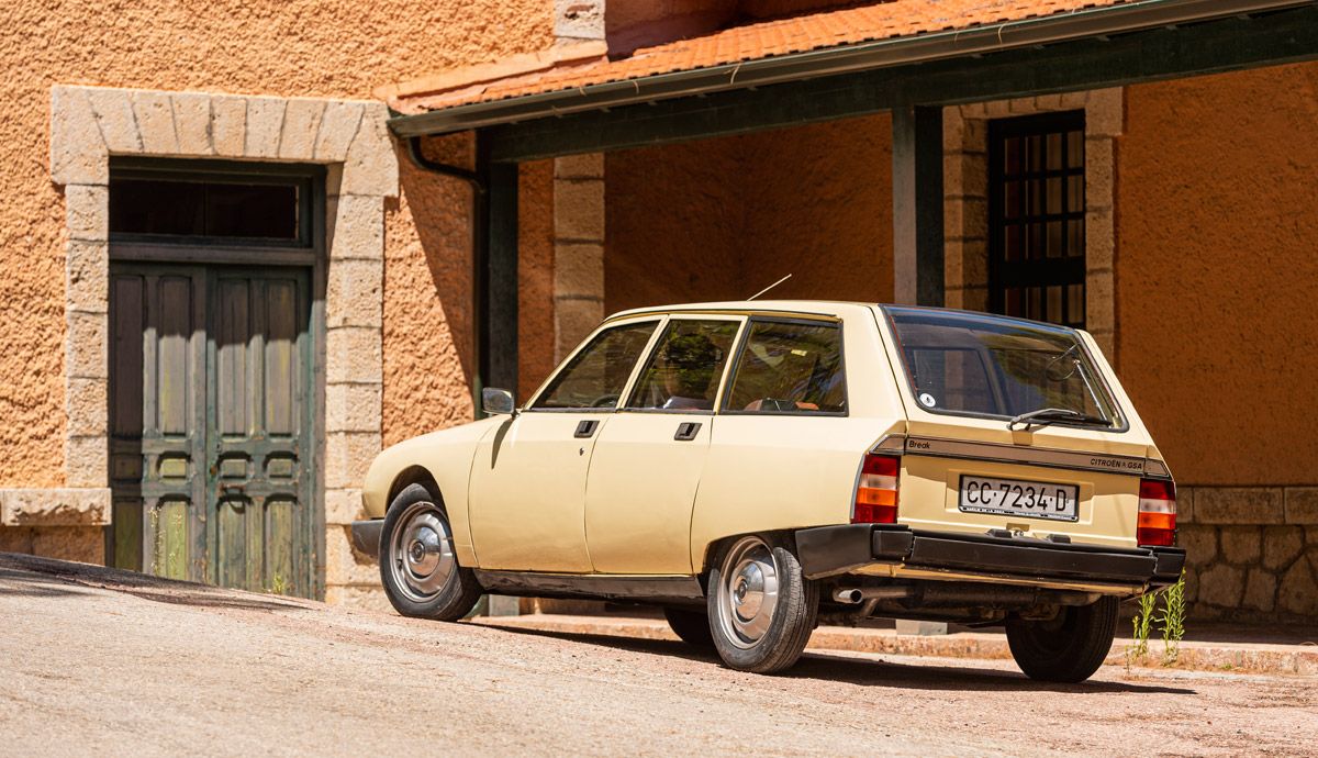 Cara a cara clásico: Citroën GSA Break y Renault 12 TS.
