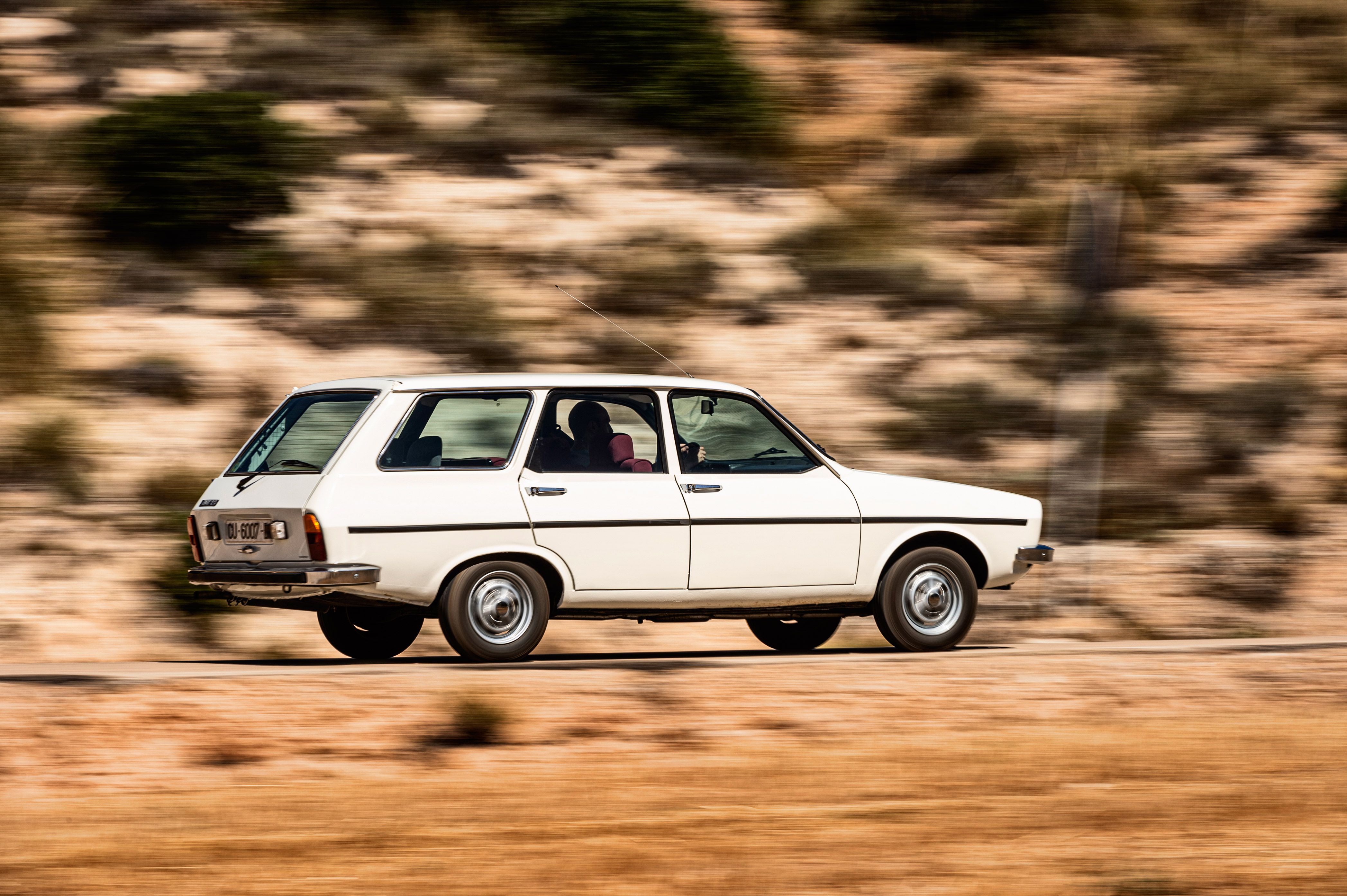 Cara a cara clásico: Citroën GSA Break y Renault 12 TS.