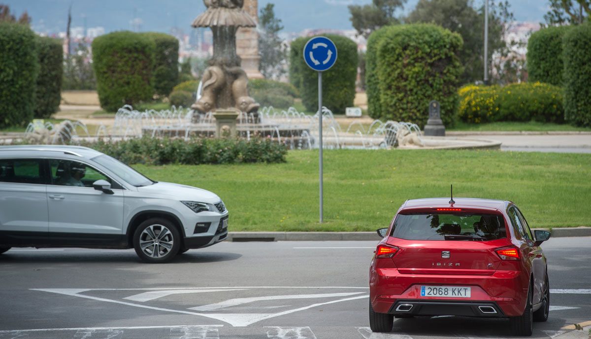 ¿Cómo debemos conducir por el interior de una rotonda? Foto: Seat
