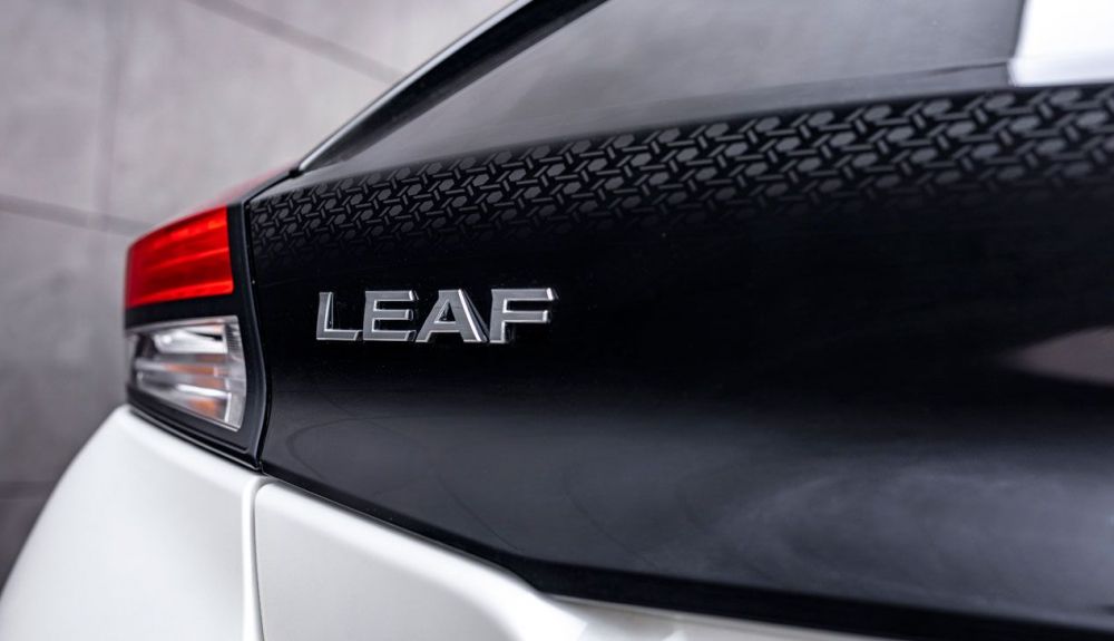 La nueva versión LEAF10 cuenta con un llamativo patrón en los detalles negros