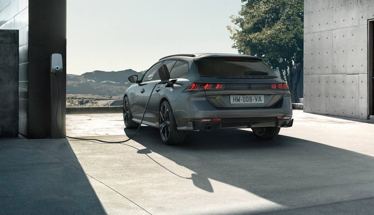 Peugeot 508 PSE en proceso de carga de su batería