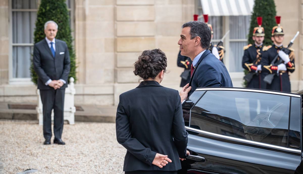 Pedro Sánchez bajando de uno de los coches oficiales (Imagen: Cordon Press)