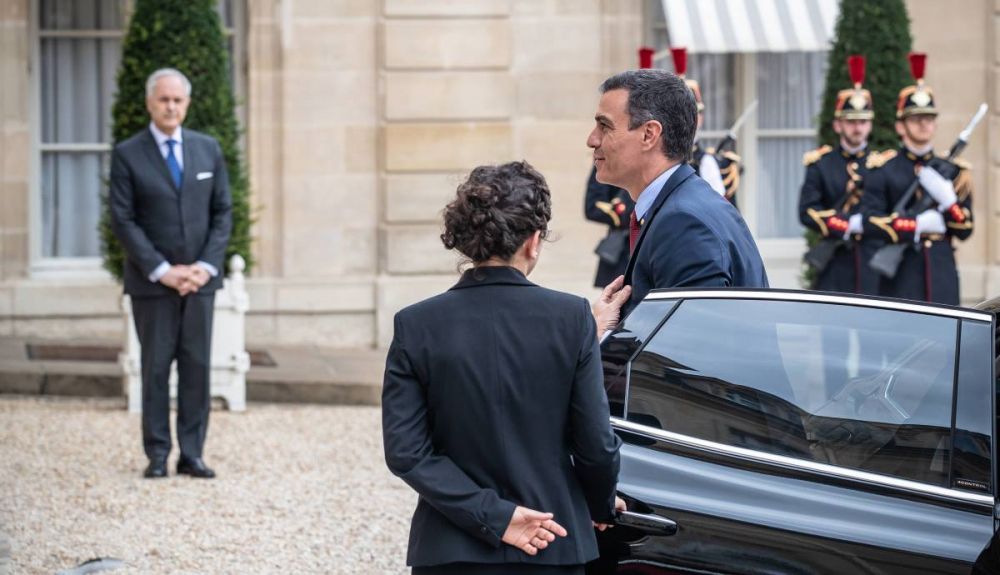 Pedro Sánchez bajando de uno de los coches oficiales (Imagen: Cordon Press) Pedro Sánchez bajando de uno de los coches oficiales (Imagen: Cordon Press)