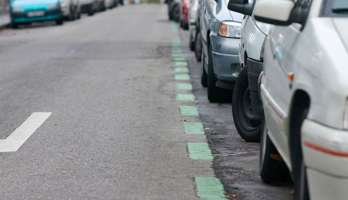 ¿Se acaban las ventajas de uso y aparcamiento para los coches híbridos y eléctricos?