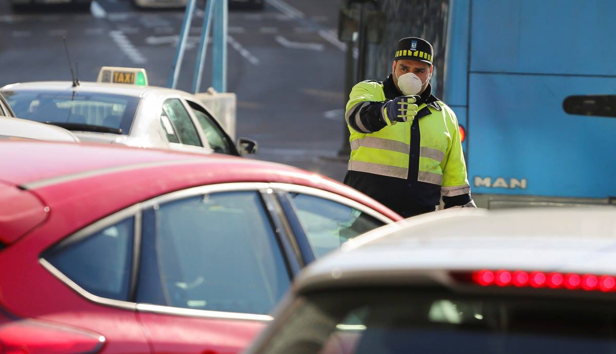 Un agente de policía local durante un control de restricciones a la movilidad