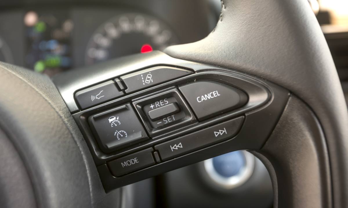 Toyota Yaris Hybrid 12