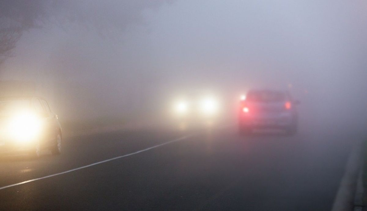 Cuándo y cómo son obligatorias las luces antiniebla: la DGT multa con 200 €. Fotos: iStock.