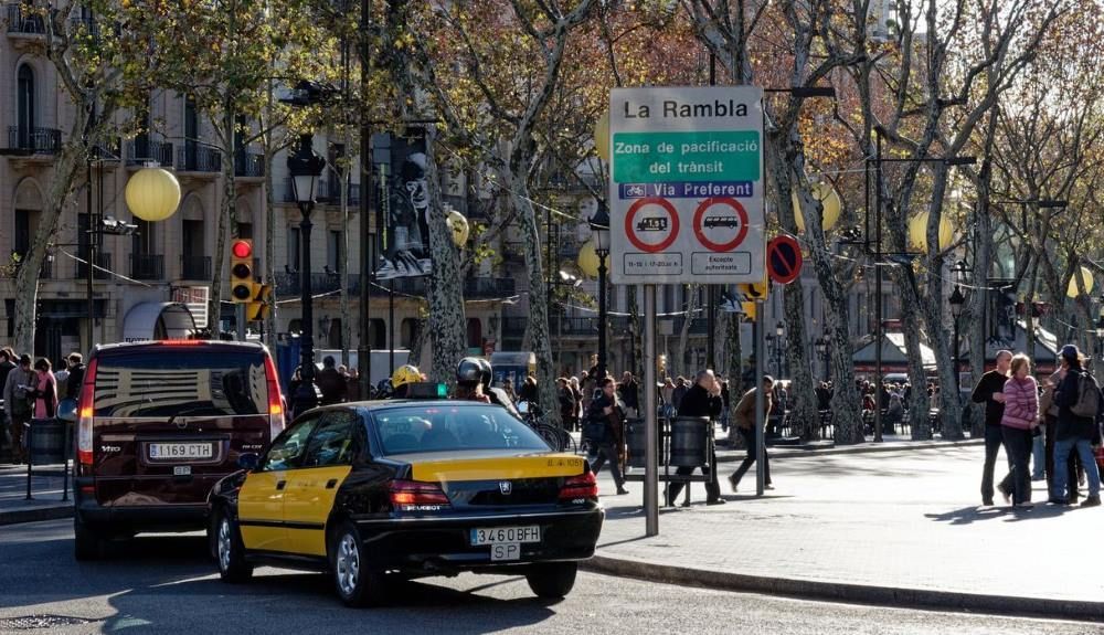 Las zonas de bajas emisiones urbanas tendrán que tener una señalización común en toda España.