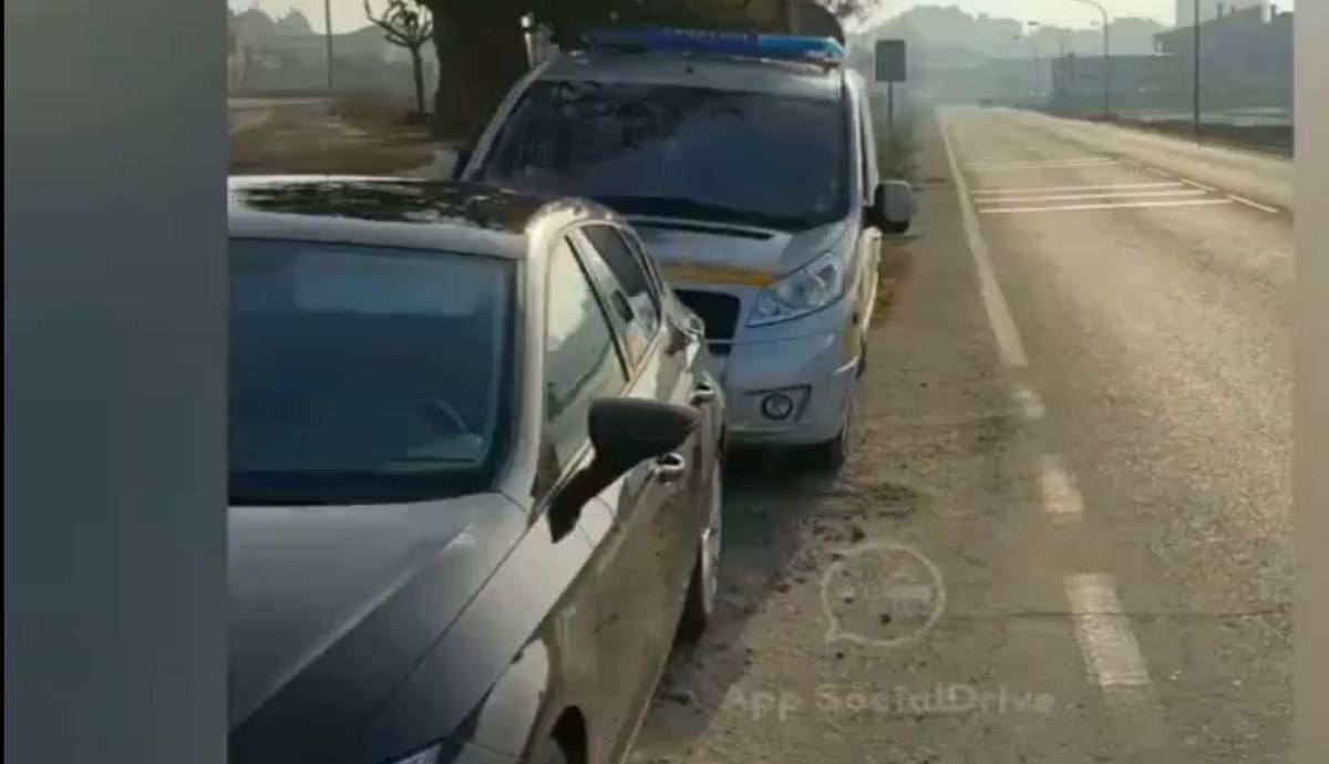 Un conductor se pone delante de un vehículo de Tráfico con radar móvil para taparlo (Imagen: SocialDrive)