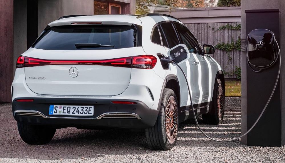 El Mercedes EQA 2021 en una toma de carga