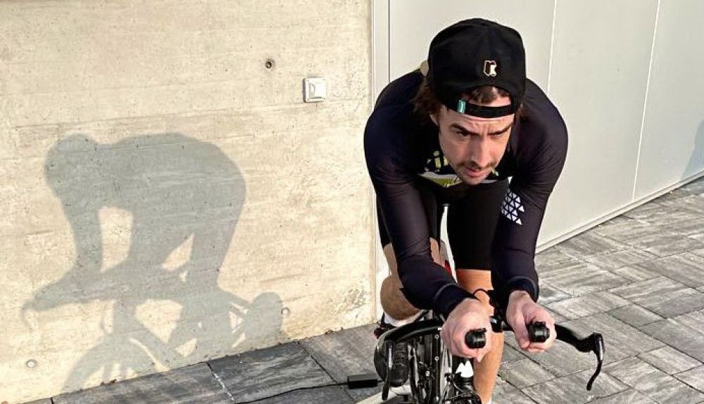 Fernando Alonso subido en una bici ha comenzado su recuperación