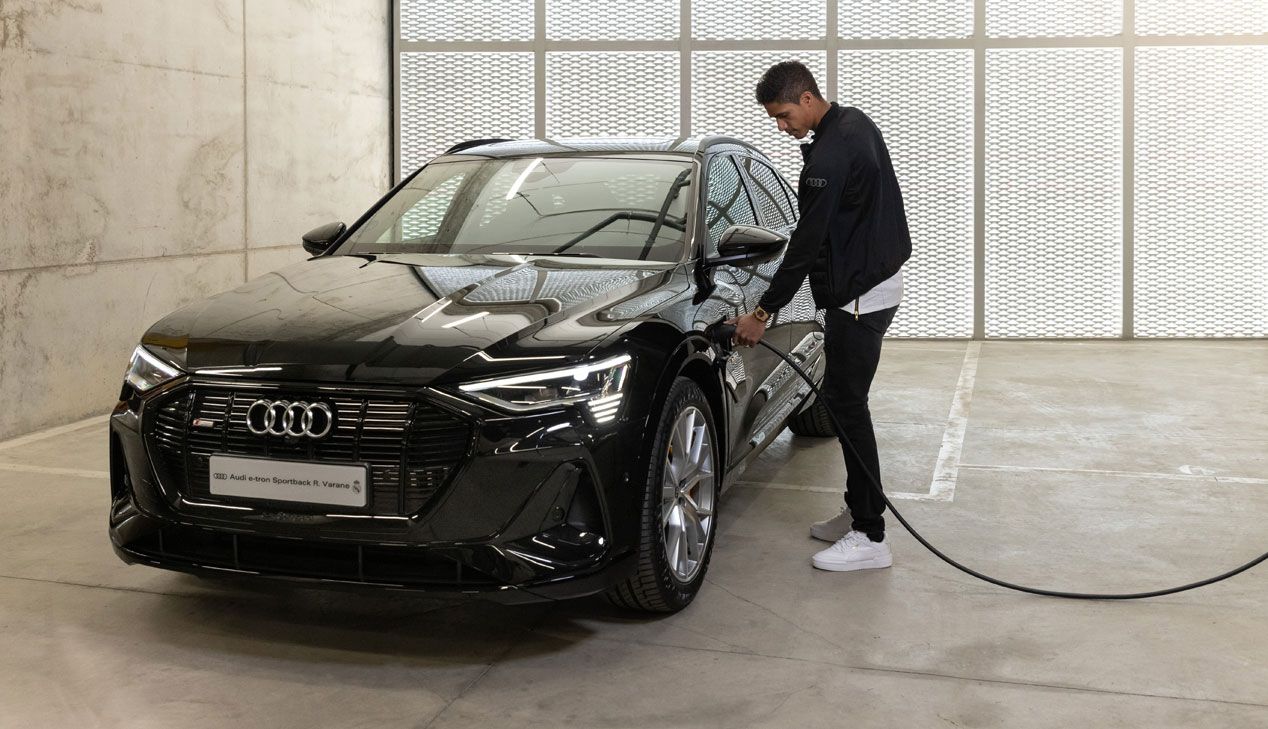 Varane con su Audi e-tron Sportback