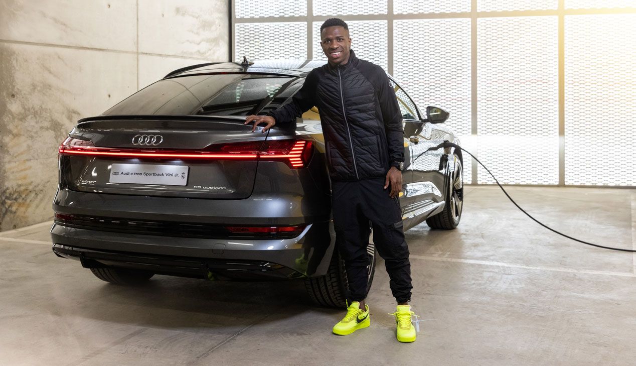 Vinicius Jr. con su Audi e-tron Sportback