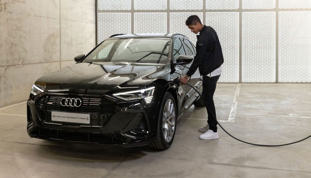 Raphael Varane y Vinicius JR. han elegido el SUV eléctrico e-tron Sportback