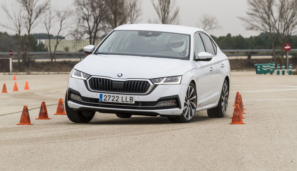 Skoda Octavia iV PHEV, en la prueba del Alce o doble cambio de carril. Skoda Octavia iV PHEV, en la prueba del Alce o doble cambio de carril.