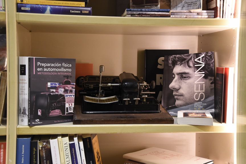 En el hotel La Perla, vitrina con libros de Hemingway, el de Xavi Martos y el de JM Rubio