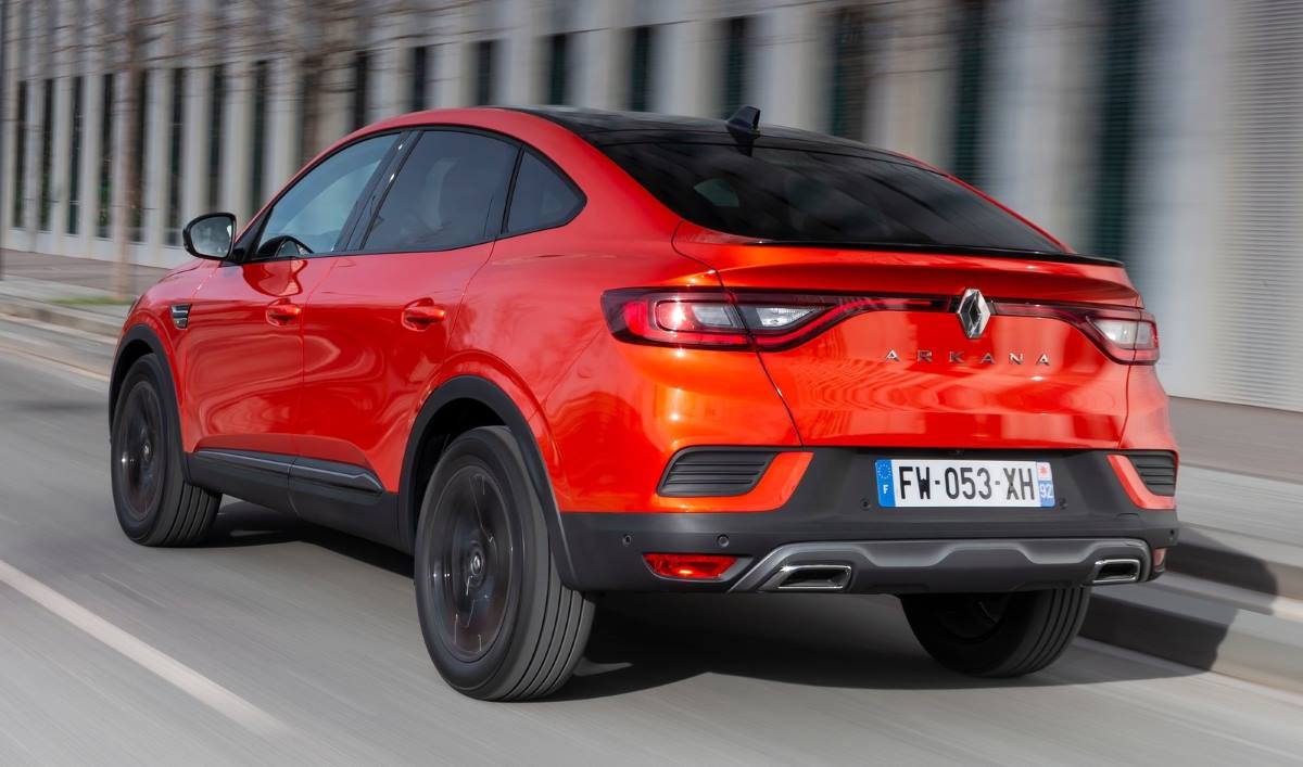 Marcadas formas coupé en la zona posterior del Renault Arkana 2021
