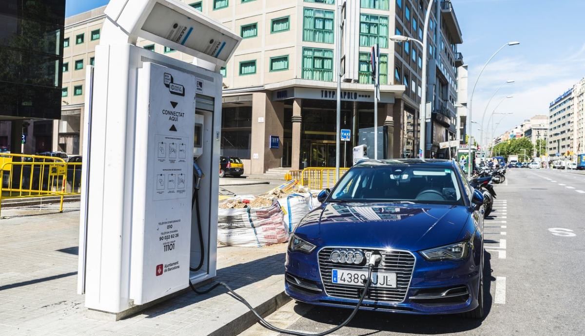Cuántos puntos de carga hay por cada coche eléctrico en España y la media europea
