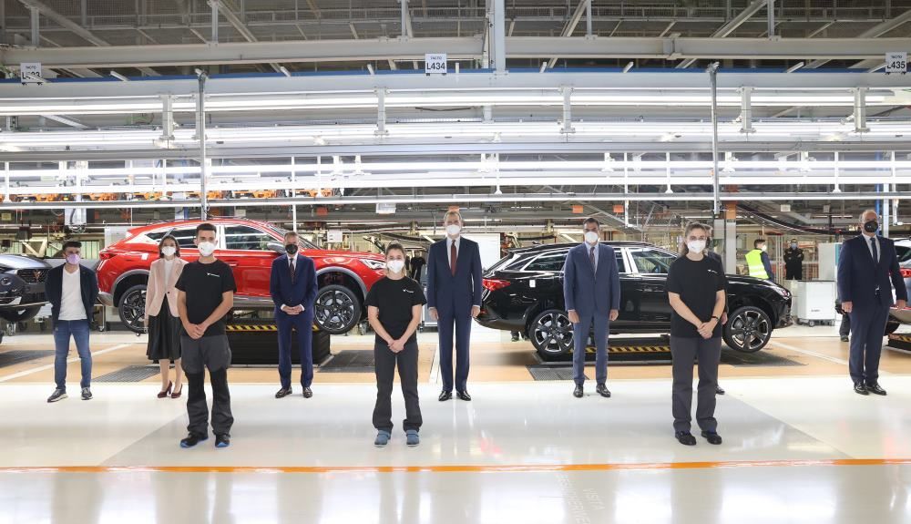 Felipe VI y Pedro Sánchez visitando la fábrica de Seat en Martorell.