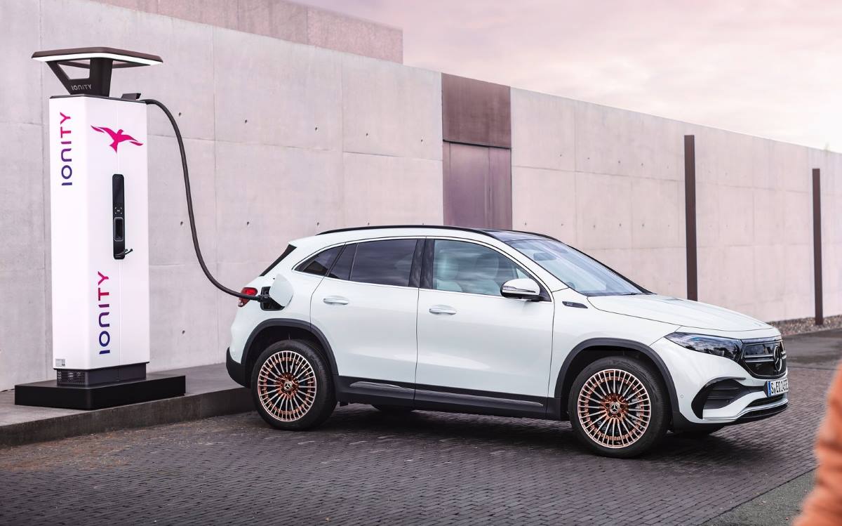 El Mercedes EQA 250 en un punto de carga