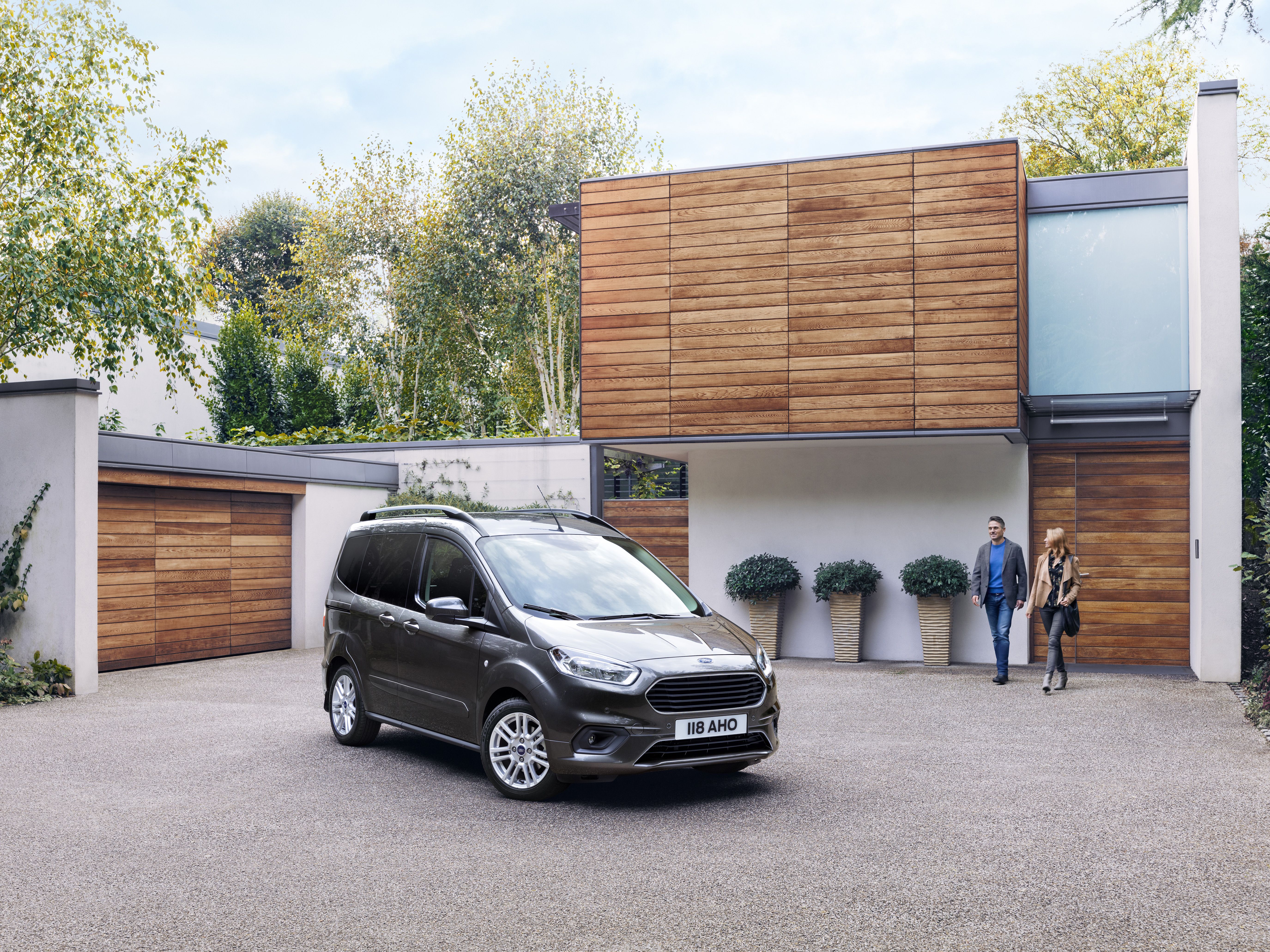 Ford Tourneo Courier 01