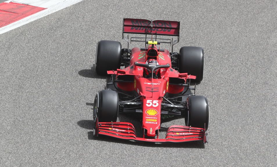 Carlos Sainz con su Ferrari SF21 durante los test de Baréin