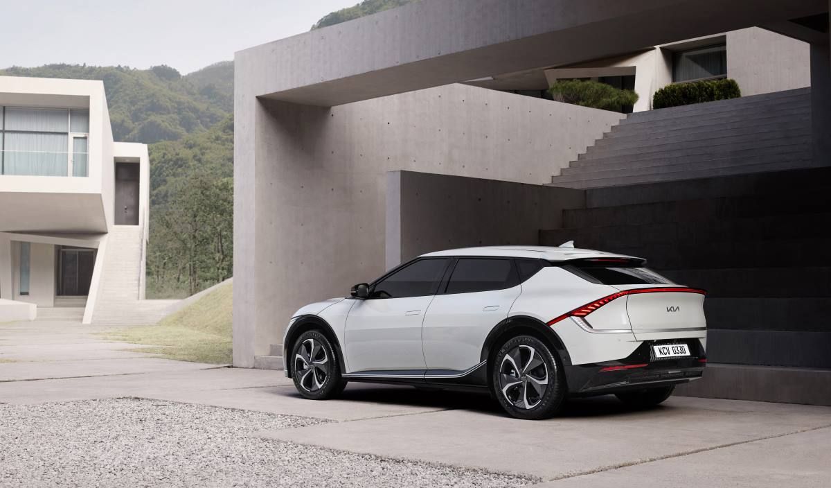 Imagen lateral y posterior del Kia EV6