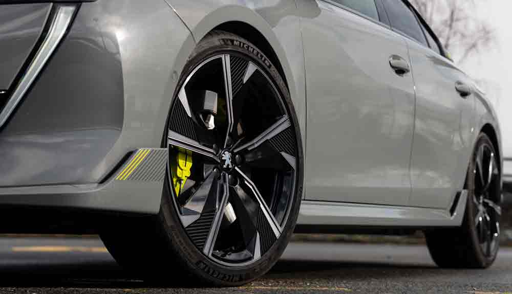 Llantas de 20" con neumáticos 235/45 y discos sobredimensionados son tan sugerentes como efectivos. Foto Peugeot